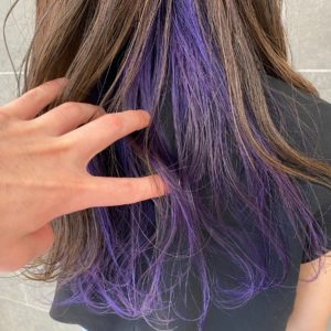 耳周りから襟足にかけて紫色になっているヘアスタイル