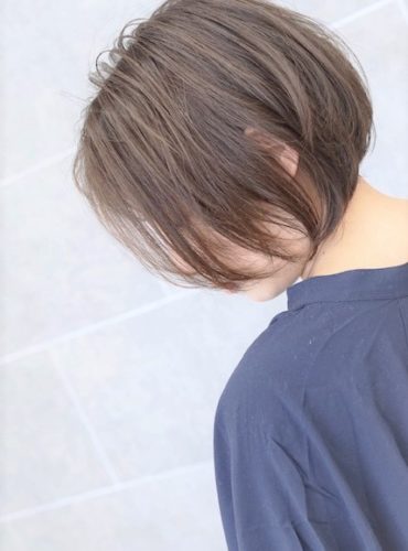 首が隠れる長さの丸みのあるヘアスタイル