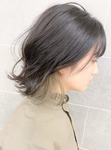 肩にかからない長さの毛先が跳ねているヘアスタイル