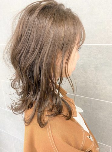 肩にかかる長さの栗色のヘアスタイル