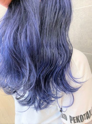 肩甲骨が隠れる長さの群青色のヘアスタイル