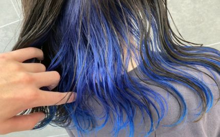 耳周りから襟足にかけて青色になっているヘアスタイル