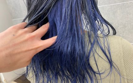 耳周りから襟足にかけて青色になっているヘアスタイル
