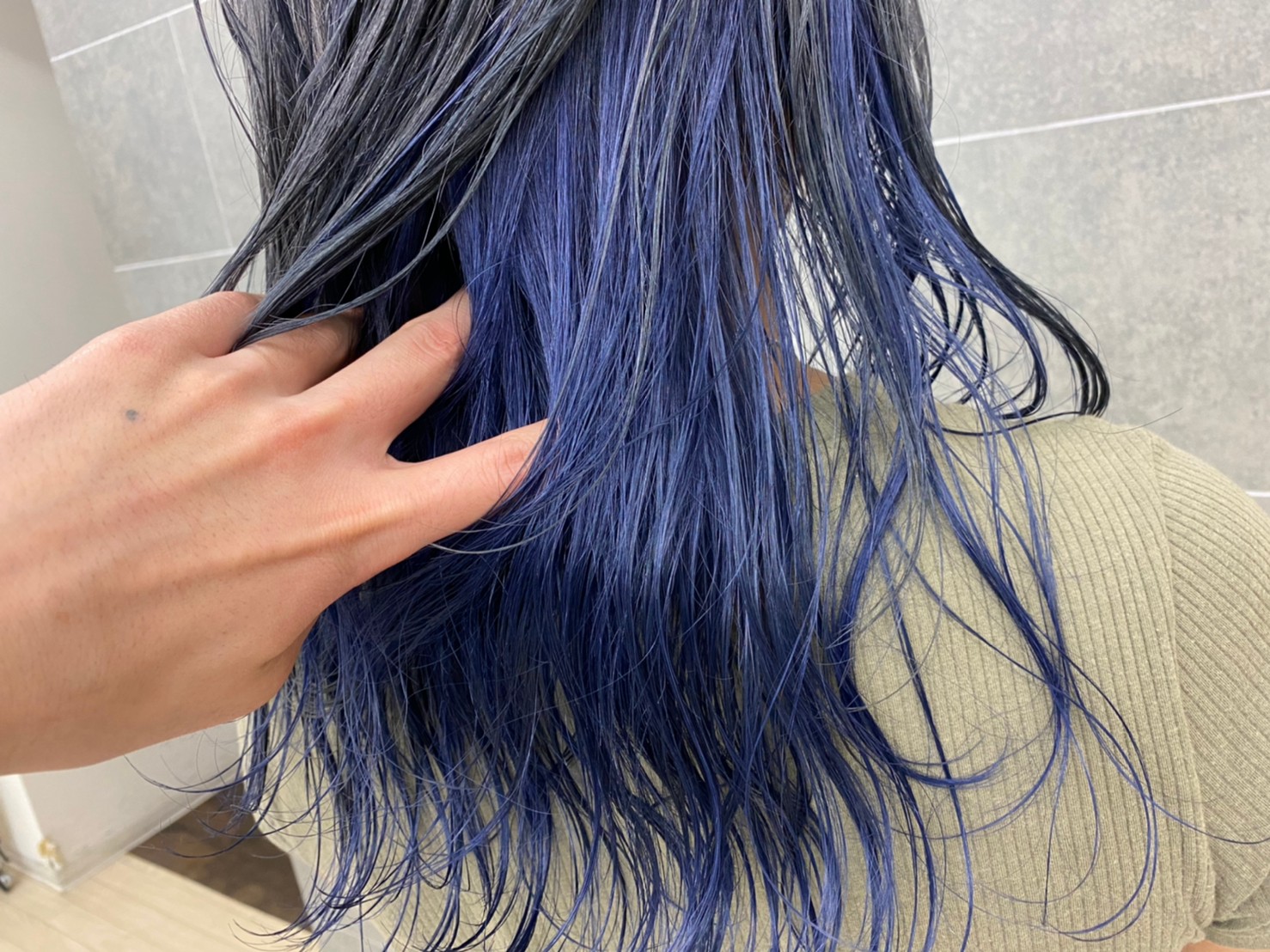 耳周りから襟足にかけて青色になっているヘアスタイル