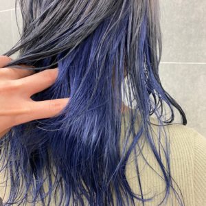 耳周りから襟足にかけて青色になっているヘアスタイル