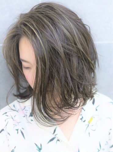 全体にハイライトが入ったヘアスタイル