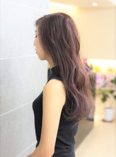肩甲骨が隠れる長さの薄紫色のヘアスタイル