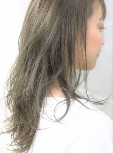肩甲骨にかかる長さの灰色のヘアスタイル