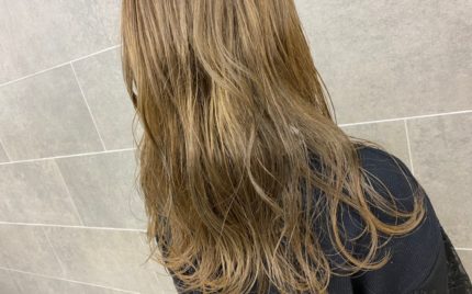 肩甲骨にかかる程度の長さの金髪のヘアスタイル