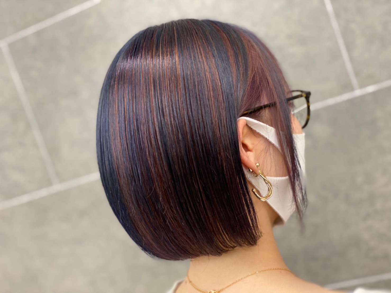首が見える長さで珊瑚色と群青色の髪が混在しているヘアスタイル