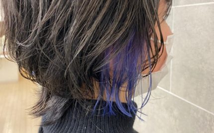 耳周りを青色にしたヘアスタイル