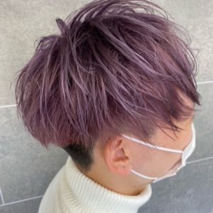 刈りあがっている菫色のヘアスタイル