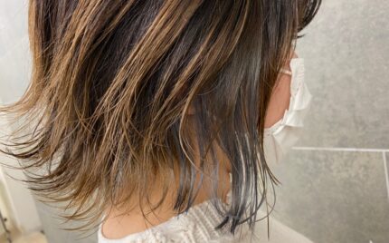 顎ぐらいの長さで髪の内側が銀色のヘアスタイル