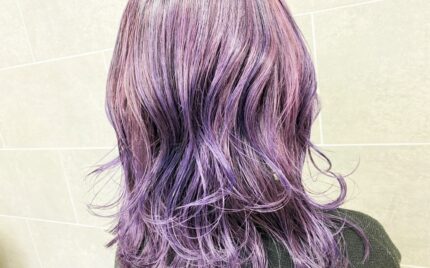 肩が隠れるぐらいの長さの紫色のヘアスタイル