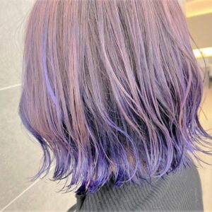 全体が紫で毛先にかけて群青色になっているヘアスタイル