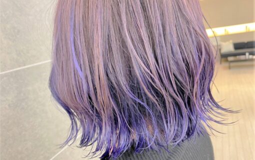 全体が紫で毛先にかけて群青色になっているヘアスタイル