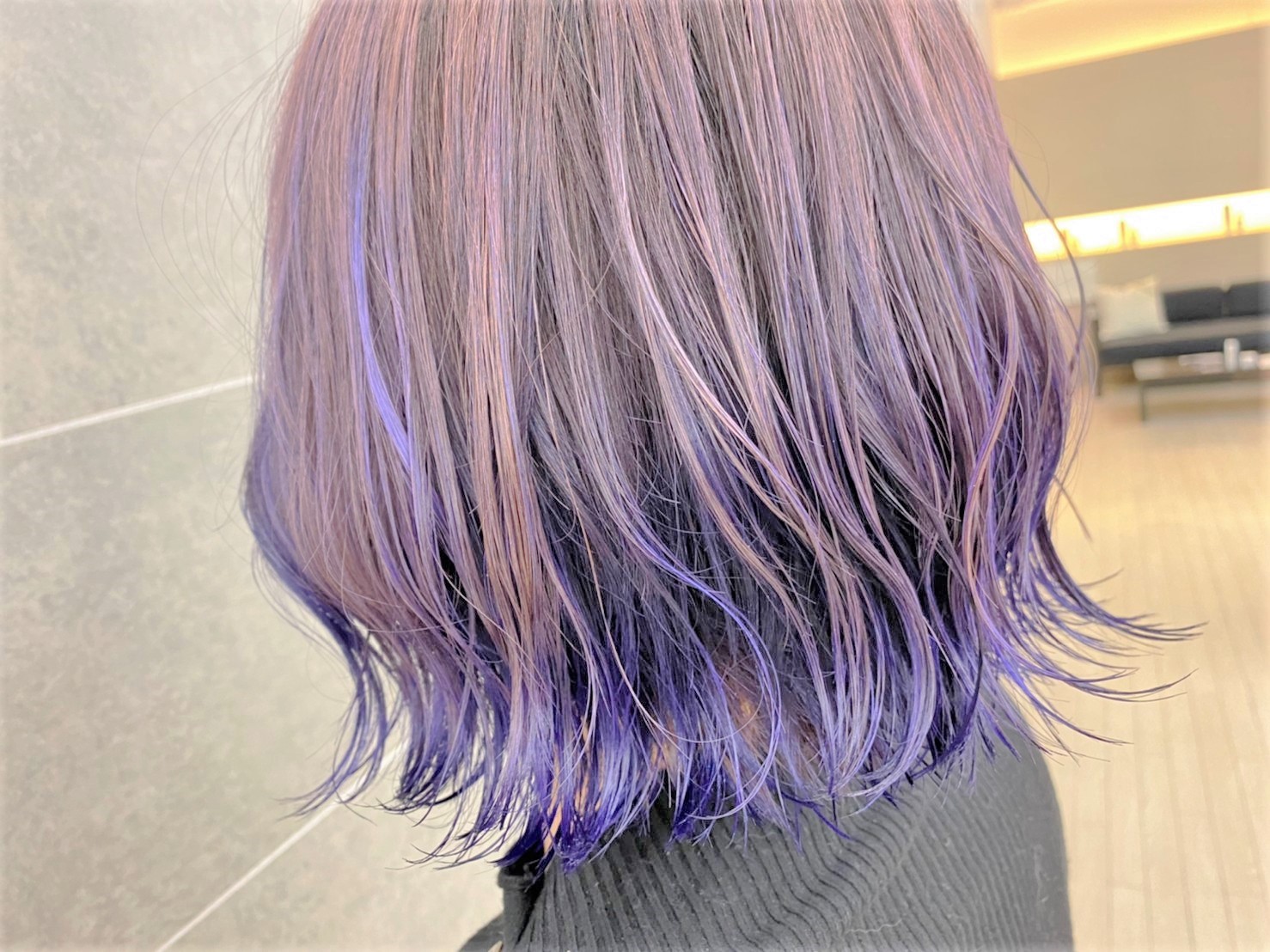全体が紫で毛先にかけて群青色になっているヘアスタイル