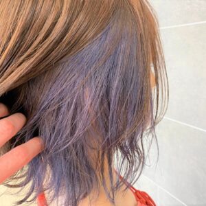 こめかみから下の髪が青色になっているヘアカラースタイル