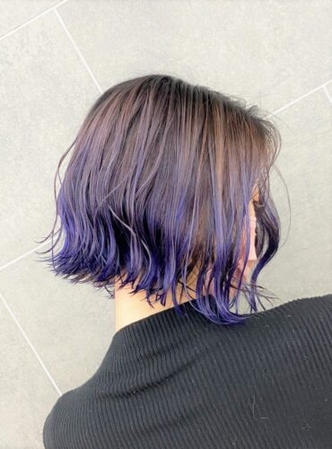 毛先に向けて紫色にグラデーションになっている外ハネボブスタイル