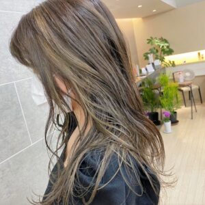 全体に目立つ様ハイライトが入ったヘアスタイル