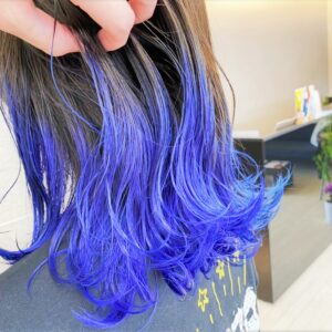 毛先が青色になっているグラデーションカラーヘアスタイル