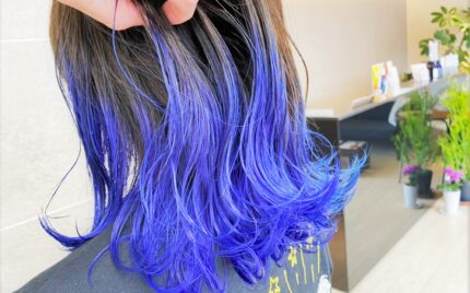 毛先が青色になっているグラデーションカラーヘアスタイル