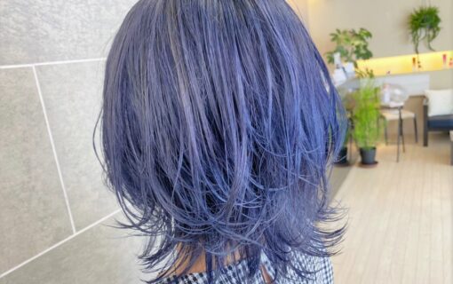首が隠れる長さの群青色のヘアスタイル
