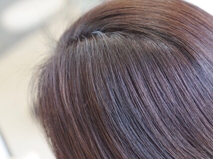首が見える長さの丸みのあるヘアスタイル