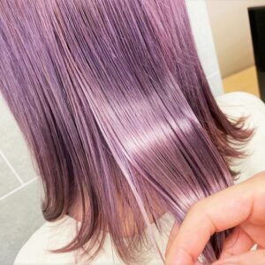 首が隠れる長さの薄紫色のヘアスタイル