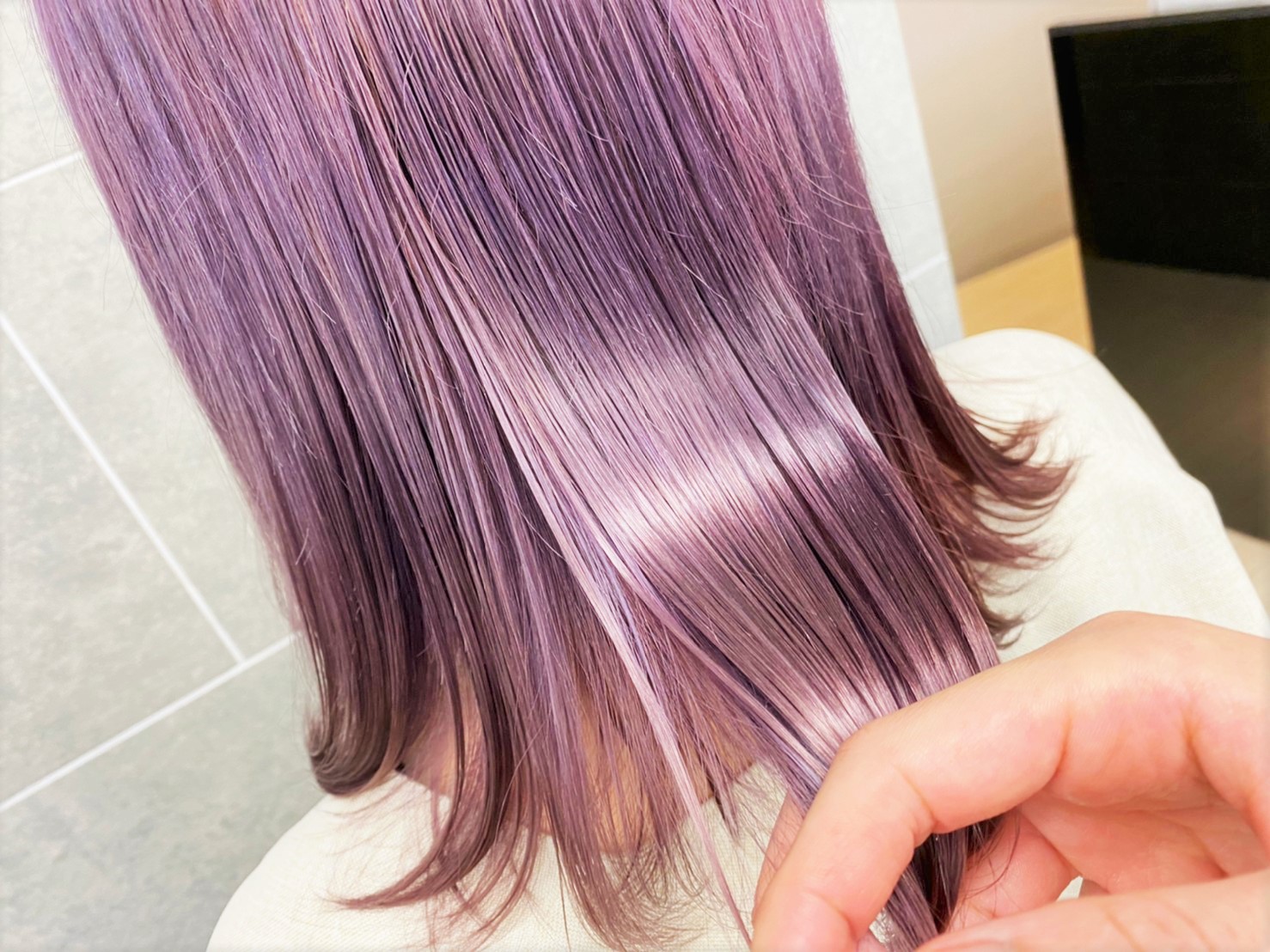 首が隠れる長さの薄紫色のヘアスタイル