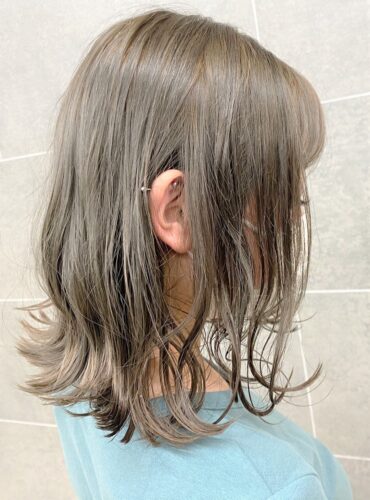 グレージュにキレイにヘアカラーした女性の横顔